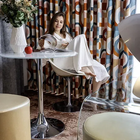 Le 7 Eiffel By Malone