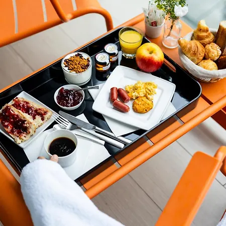 Le 7 Eiffel By Malone