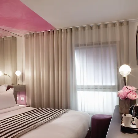 Le 7 Eiffel By Malone