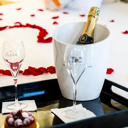 Le 7 Eiffel By Malone