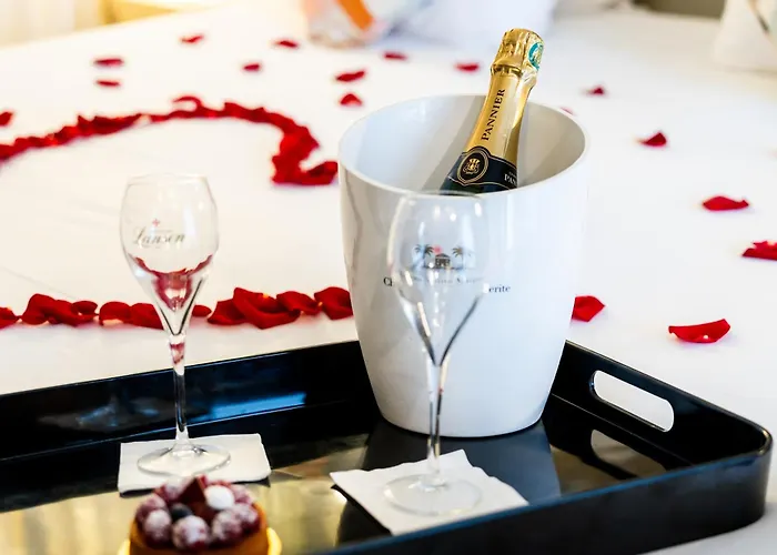 Le 7 Eiffel By Malone