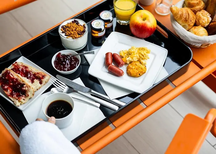 Le 7 Eiffel By Malone